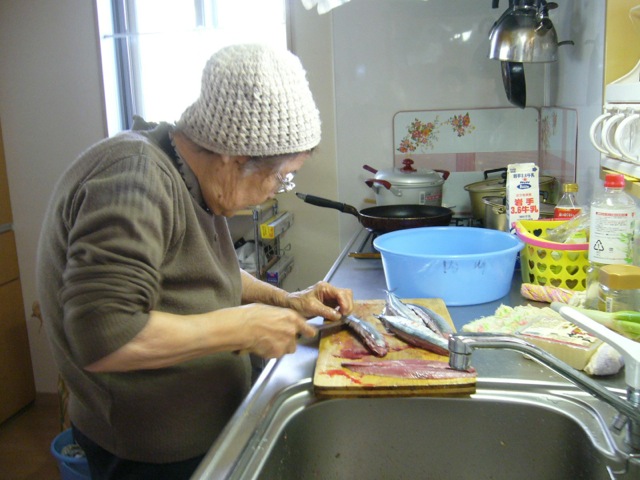 「あんた達に何にもしてやれないから、サンマくらい私が捌くべ」元漁師さんの奥さんにはあっという間！