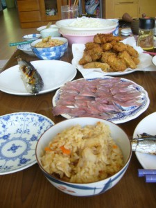 忘れられないお昼ご飯：サンマ焼き魚、お刺身、カキフライ、アワビご飯...食べ過ぎた~（笑）